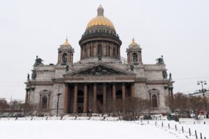 Исаакий, корпус РАНХиГС и весь Монастырский остров. Что РПЦ требовала передать ей за последние 5 лет — и что она получила