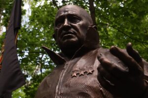 Полиция задержала одного из предполагаемых осквернителей могилы Пригожина, пишет «Фонтанка»
