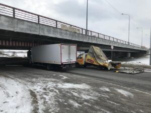 Проезд под «мостом глупости» до сих пор не увеличили. Его закрыли в 2021-м